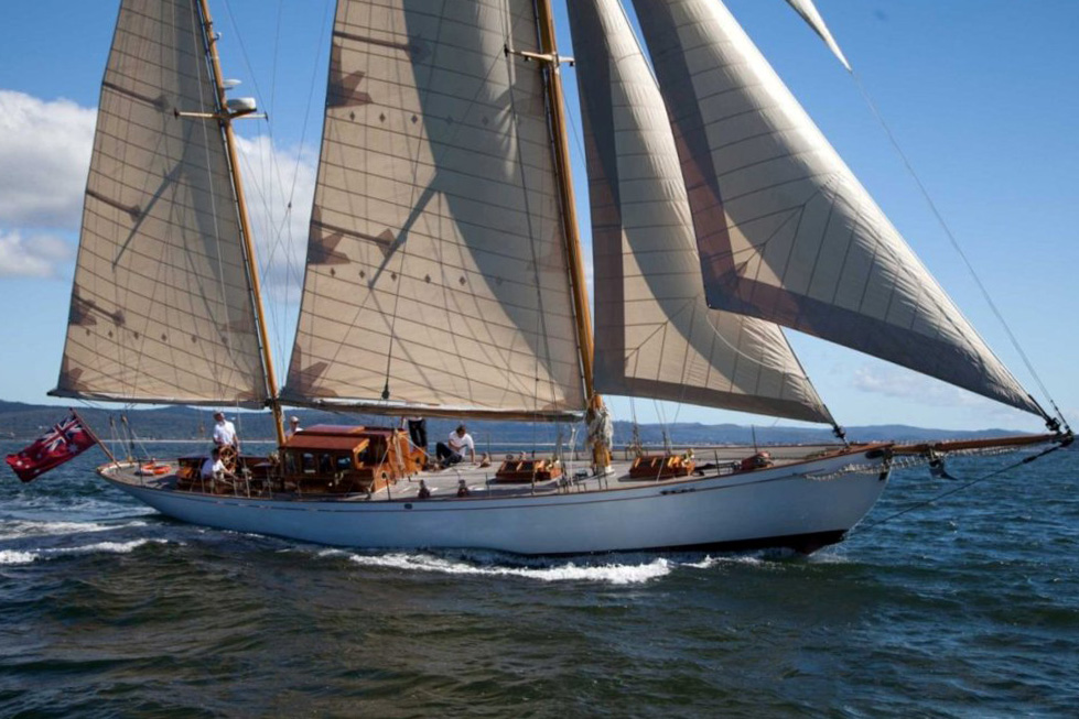 Hurrica V under sail