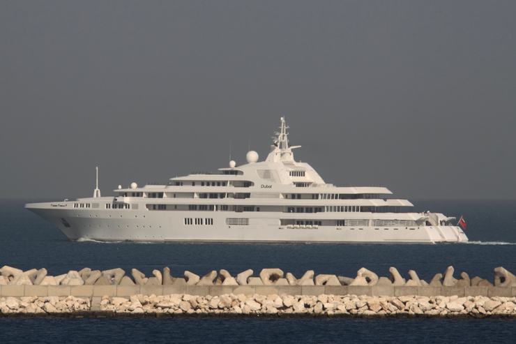 Dubaï tire son nom de la maison de son propriétaire - il s'agit du cheikh Mohammed bin Rashid Al Maktoum, Premier ministre des Émirats arabes unis. Elle a commencé la construction en 1996 pour le prince Jefri Bolkiah de Brunei. Lorsque son frère, le sultan, aurait coupé les fonds, le projet a été bloqué. Le cheikh est intervenu en 2001 pour l'achever. Photo par Ralf Grabbert / TheYachtPhoto.com.