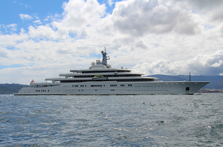 Lorsque Eclipse a quitté Blohm et Voss en 2010, elle détenait le titre de plus grand yacht du monde. Il est difficile de comprendre comment un 533 pieds peut en quelque sorte être considéré comme trop petit pour conserver le titre. Peu importe, cependant; son propriétaire, le milliardaire russe Roman Abramovich, a encore 72 pieds de poutre à apprécier. Photo de Giovanni Romero / TheYachtPhoto.com.