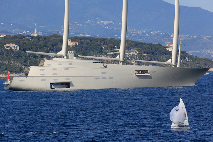 Difficile de rater ce 468 pieds, dessiné par Philippe Starck. Elle a huit ponts. Son mât principal mesure plus de 328 pieds de haut et chaque mât pèse 50 tonnes. Photo par Peter Seyfferth / TheYachtPhoto.com.