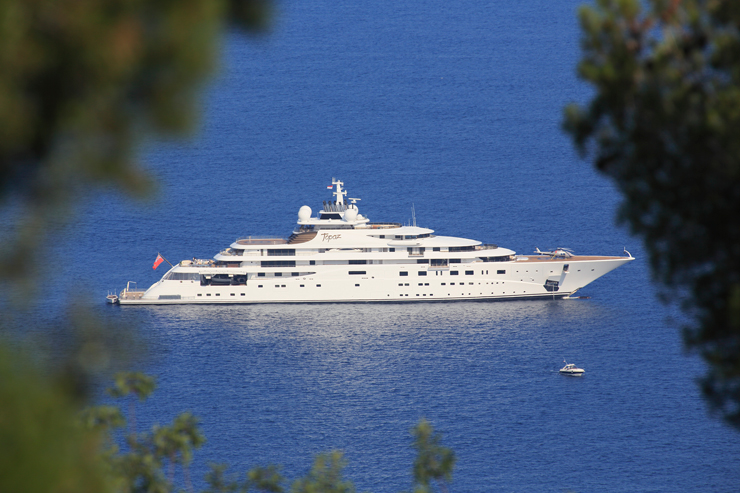 Typique des plus grands yachts du monde, Topaz, mesurant 484 pieds, est assez privé. Cependant, des rumeurs ont circulé il y a quelques années selon lesquelles l'acteur Leonardo di Caprio aurait été autorisé à l'affréter au Brésil pour la Coupe du monde. Photo par Peter Seyfferth / TheYachtPhoto.com.