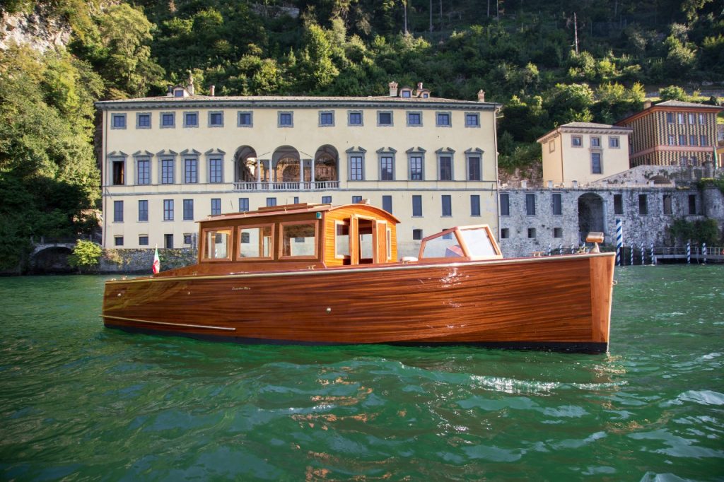 A-classic-wooden-boat -in-Lake-Como