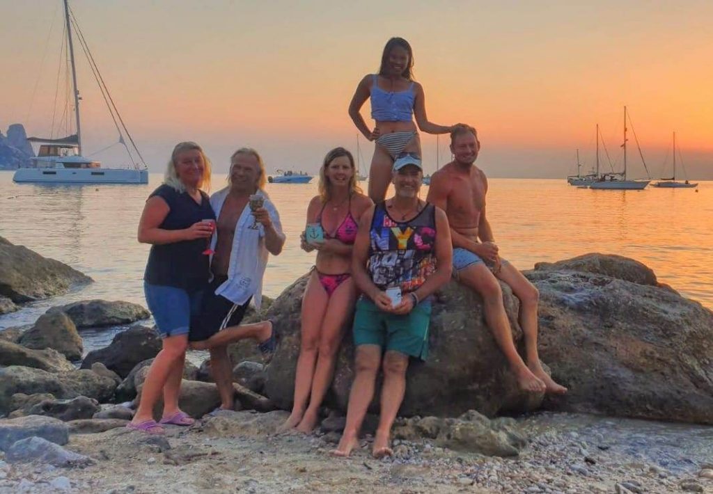 Nick-Giles-and-friends-on-in-Cala-de-Hort,-ibiza