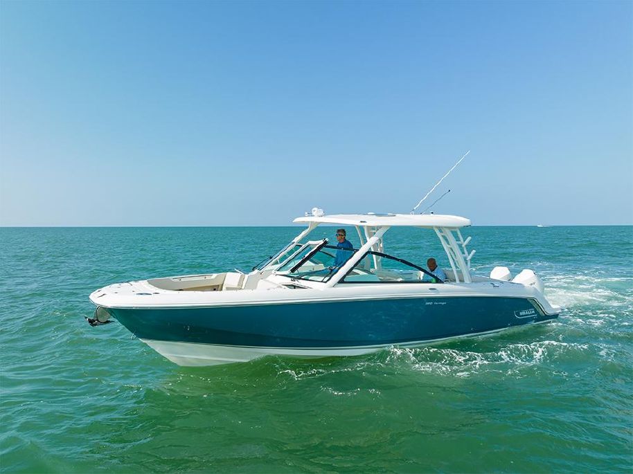 A-Boston Whaler-320-Vantage-cruising-in-the-open-water